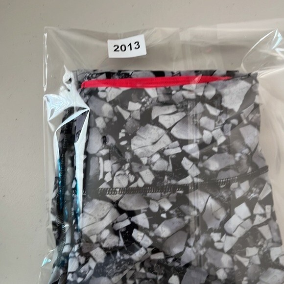 Victoria's Secret VSX Cropped Workout Leggings Size Small - Picture 9 of 9